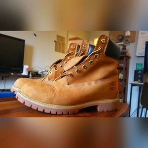 MENS 9.5 size Wheat Timberland Boots + bonus item